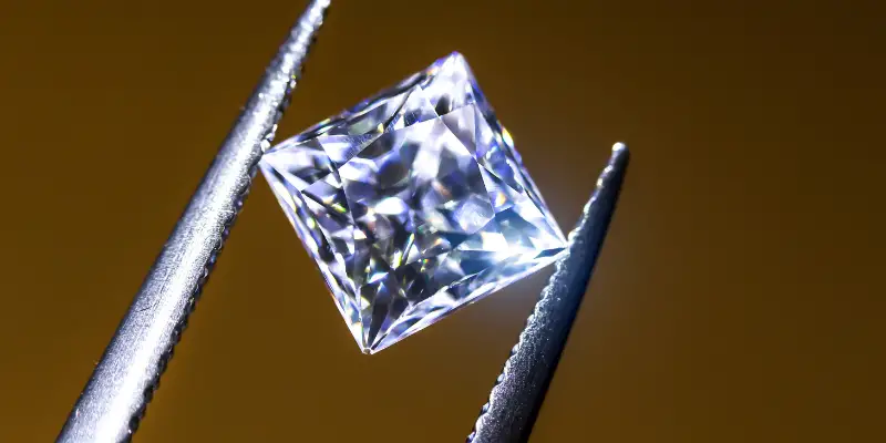 Read more about the article Diamond Cut VS Clarity – Which Matters More & How To Get The Best Value